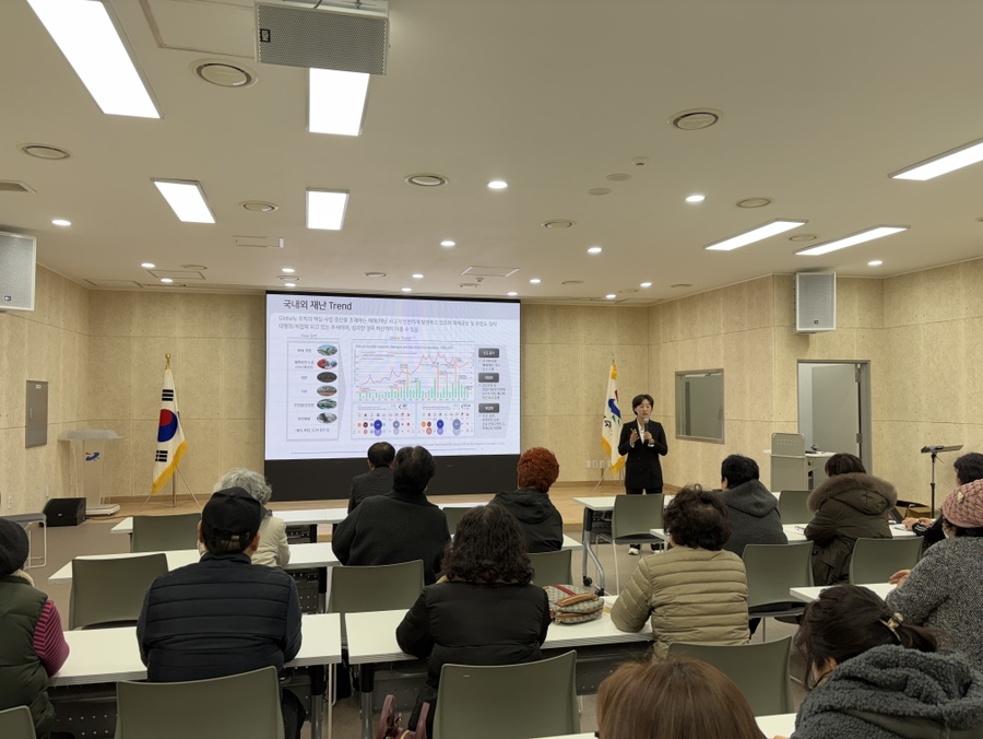 연수구는 지난 3일부터 11일까지 자생 단체 및 안전협의체 회원과 행정복지센터 직원들을 대상으로 지진 대응 자체 훈련을 실시했다